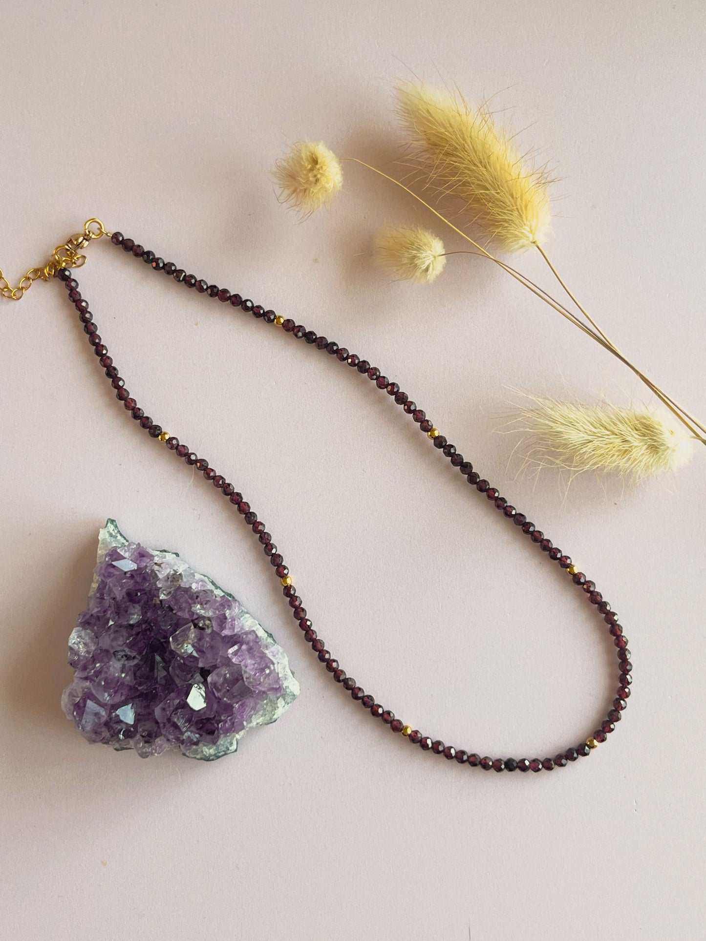 Iris choker granaat - goud