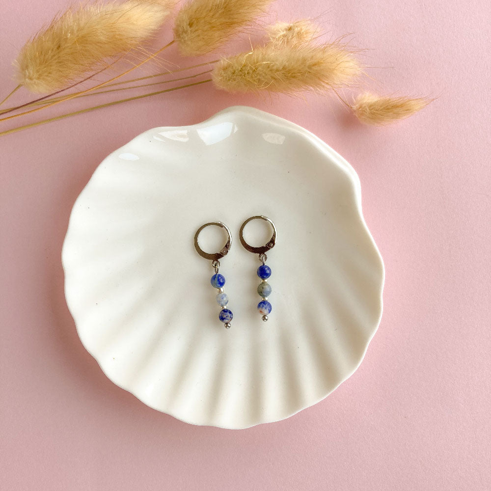 Triple sodaliet oorbellen