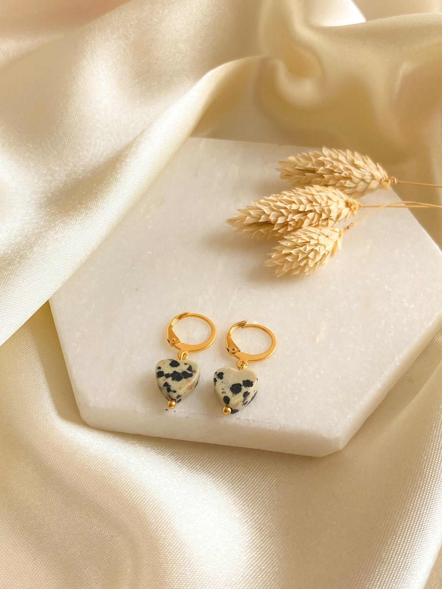 Dalmatiër jaspis hart oorbellen goud