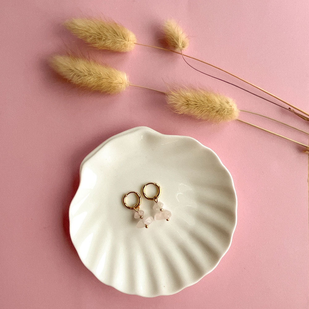 Rozenkwarts tiny chip oorbellen