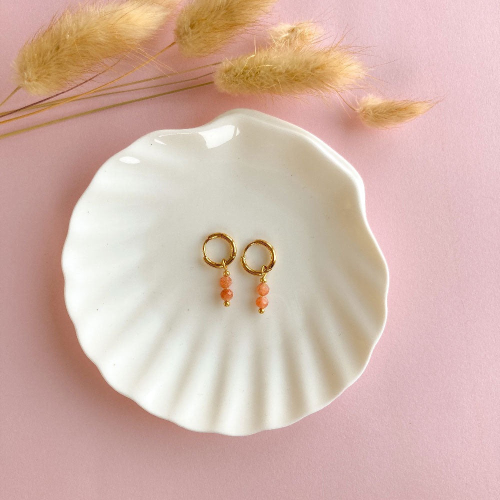 Tiny zonnesteen oorbellen goud