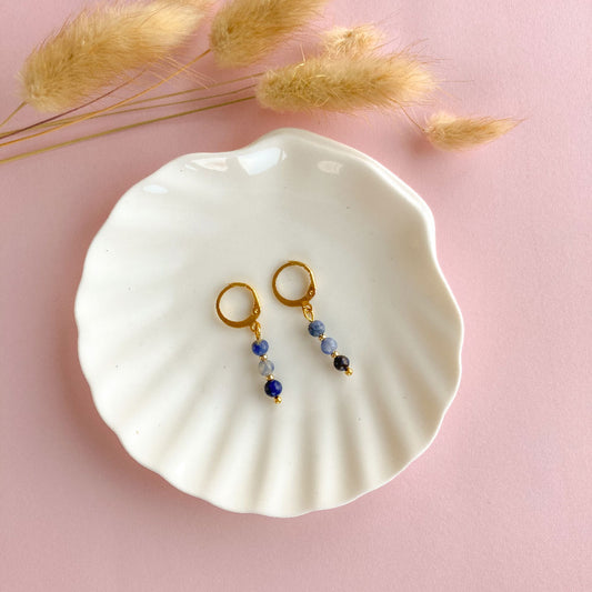 Triple sodaliet oorbellen