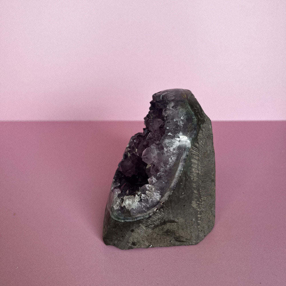 Amethist op standvlak 2 - uniek