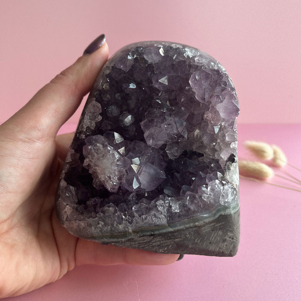 Amethist op standvlak 2 - uniek