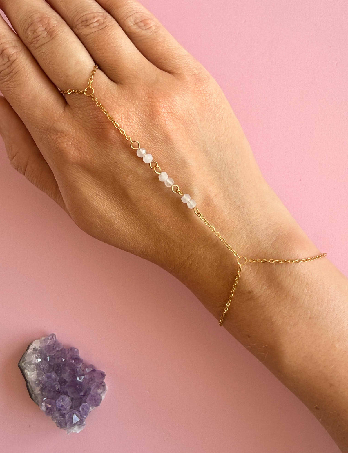 Lisa Rozenkwarts Hand Chain - goud