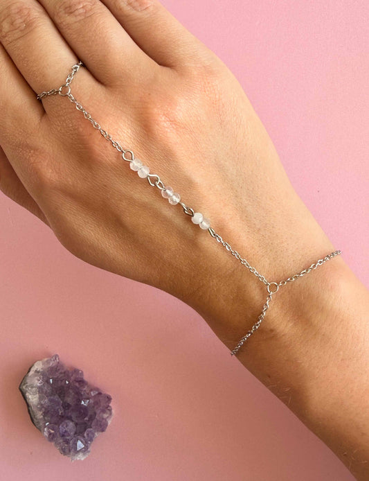 Lisa Rozenkwarts Hand Chain - zilver