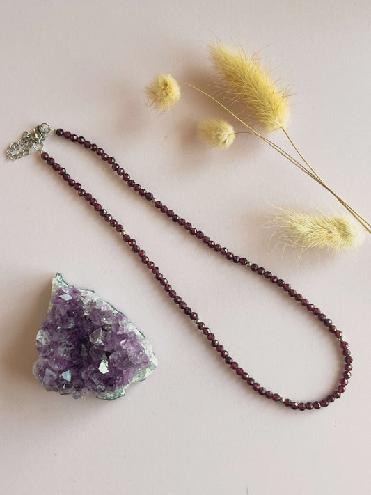Iris choker granaat - zilver