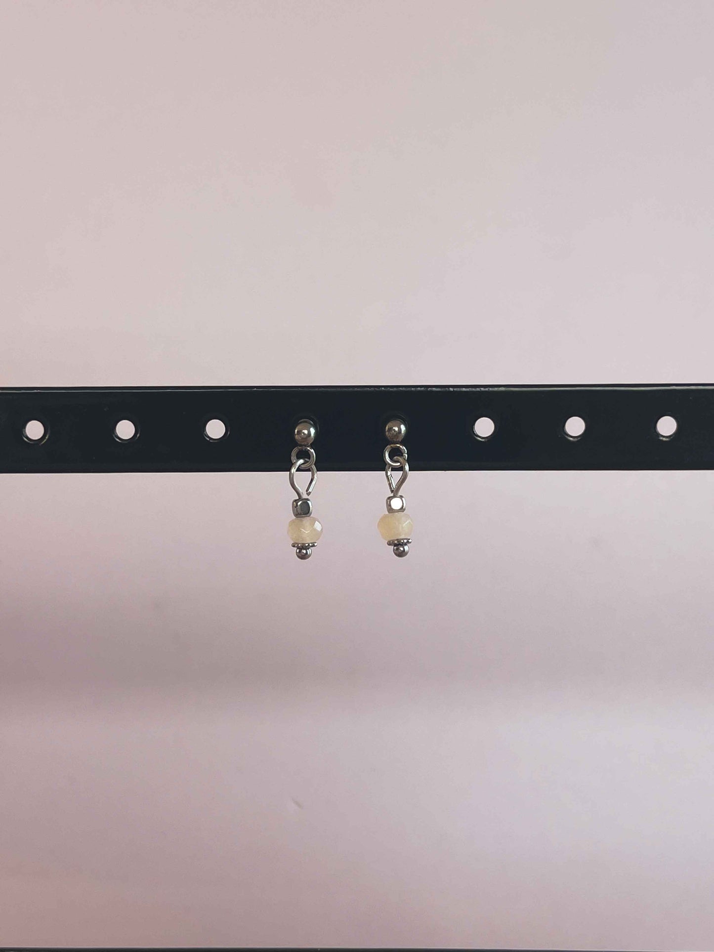 Noa oorknopjes perzik maansteen - zilver