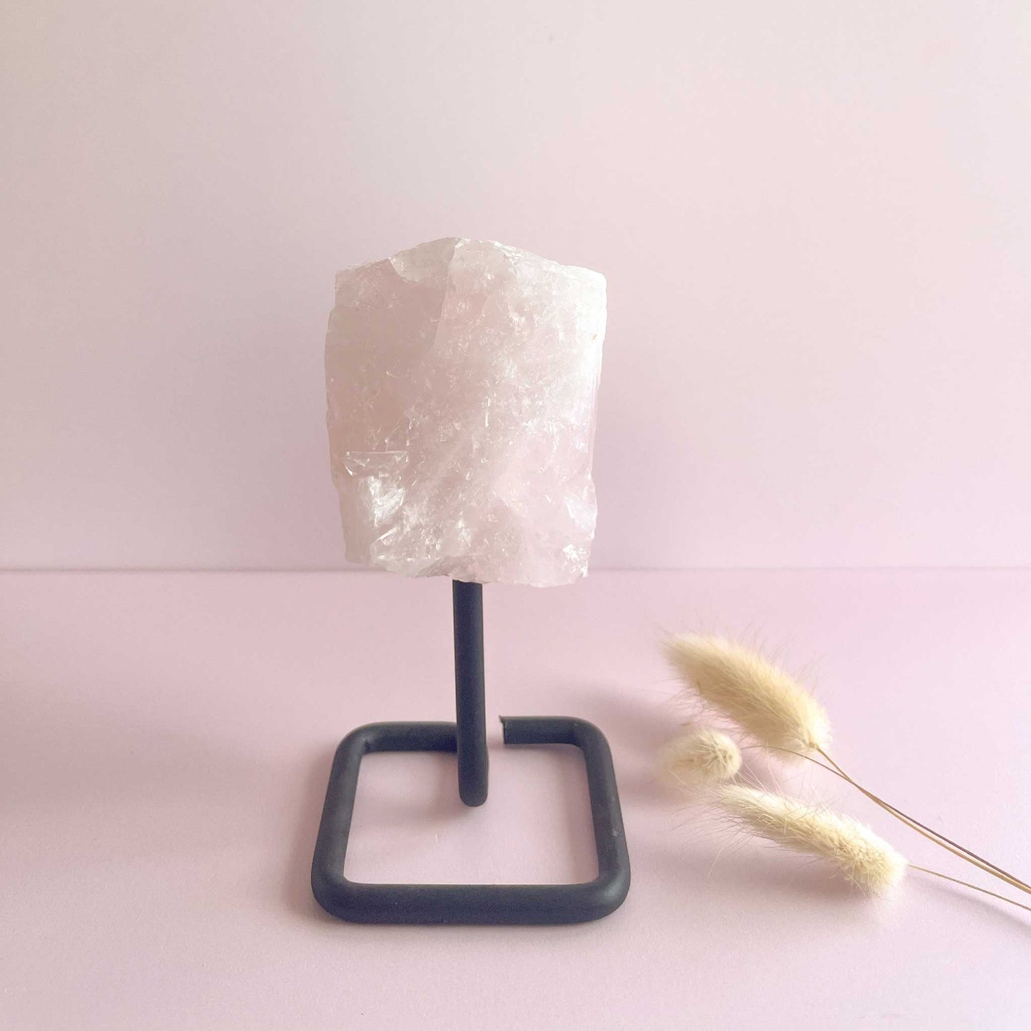 natuurlijke ruwe rozenkwarts op metalen standaard