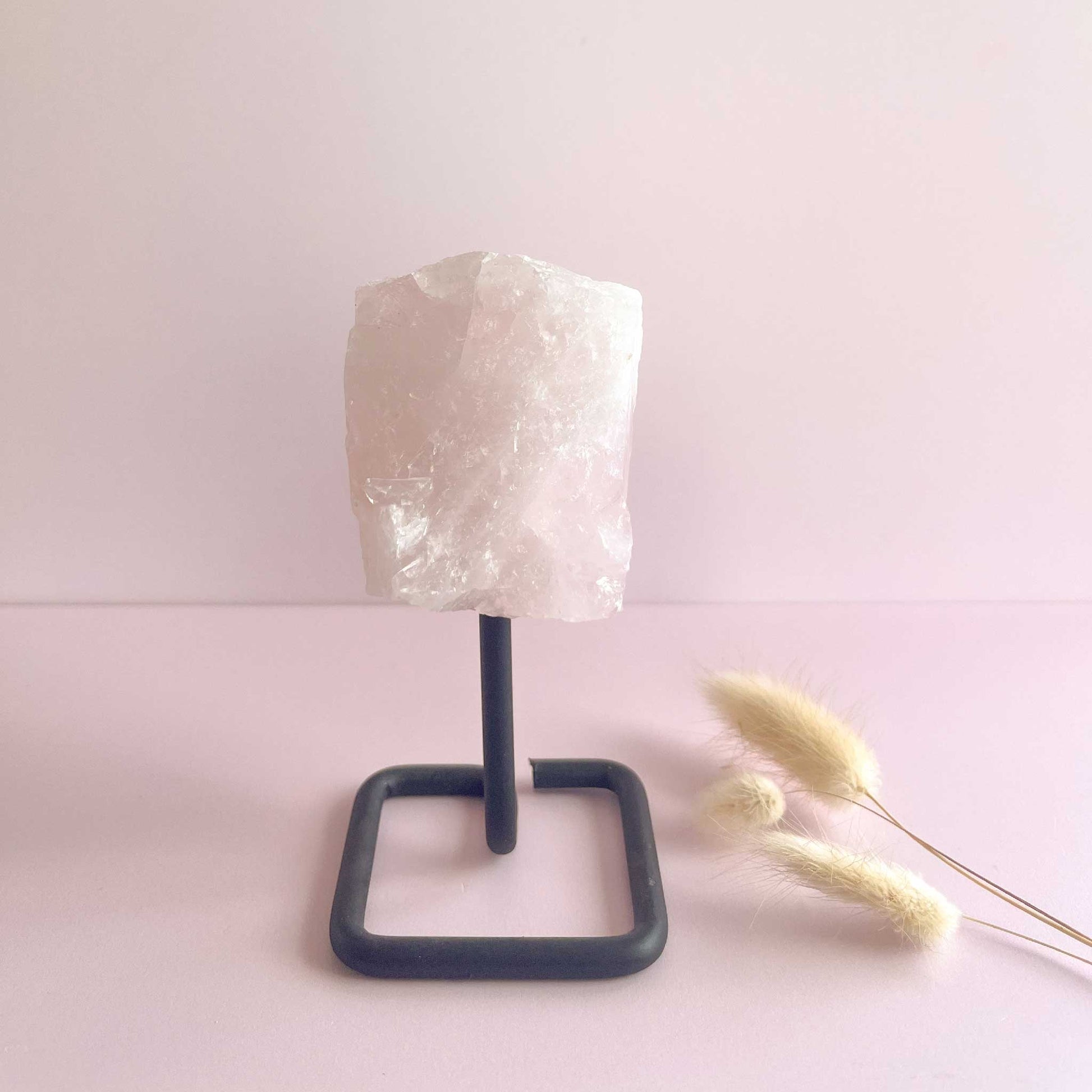 natuurlijke ruwe rozenkwarts op metalen standaard