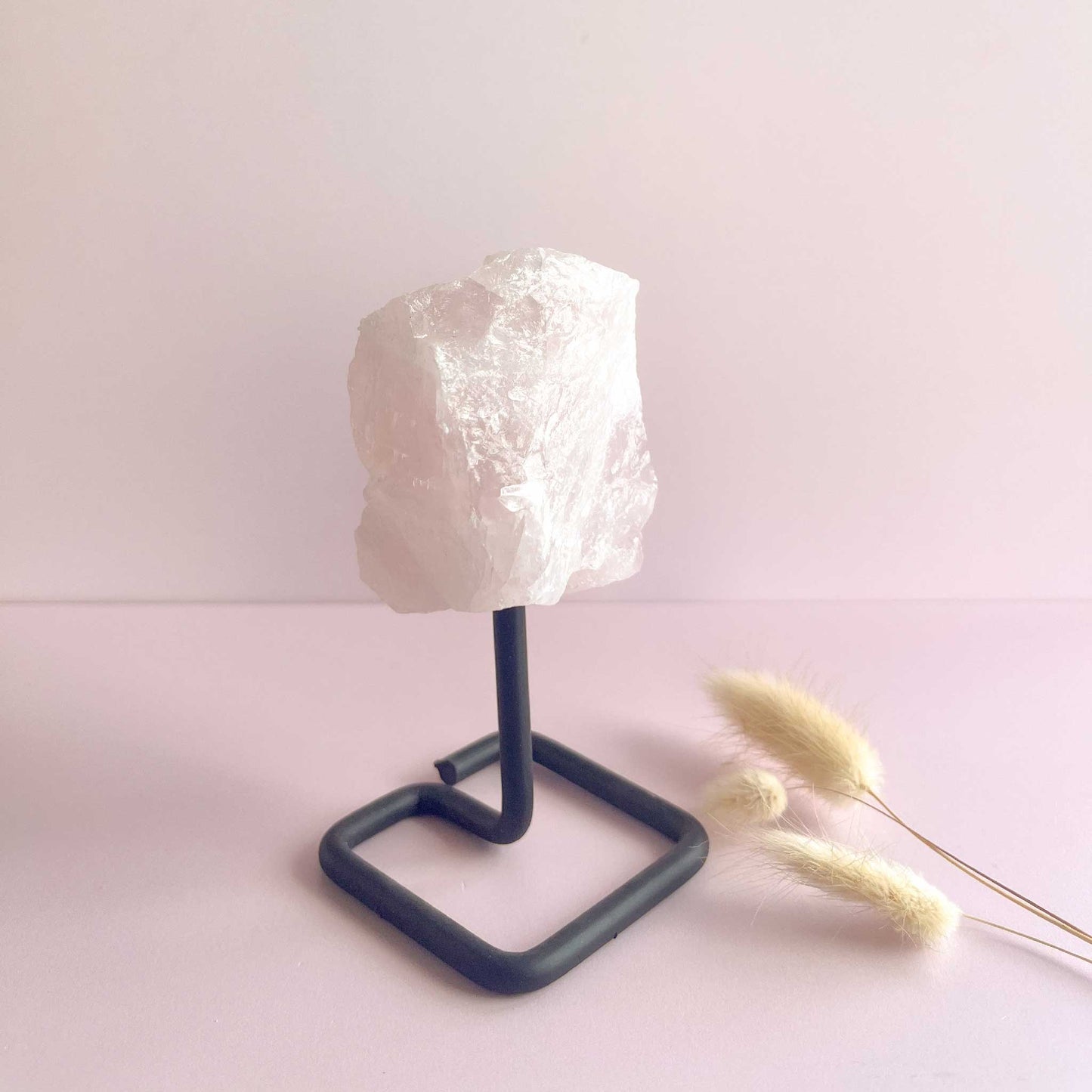 natuurlijke ruwe rozenkwarts op metalen standaard