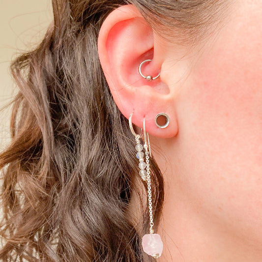 Ruwe rozenkwarts oorbellen zilver